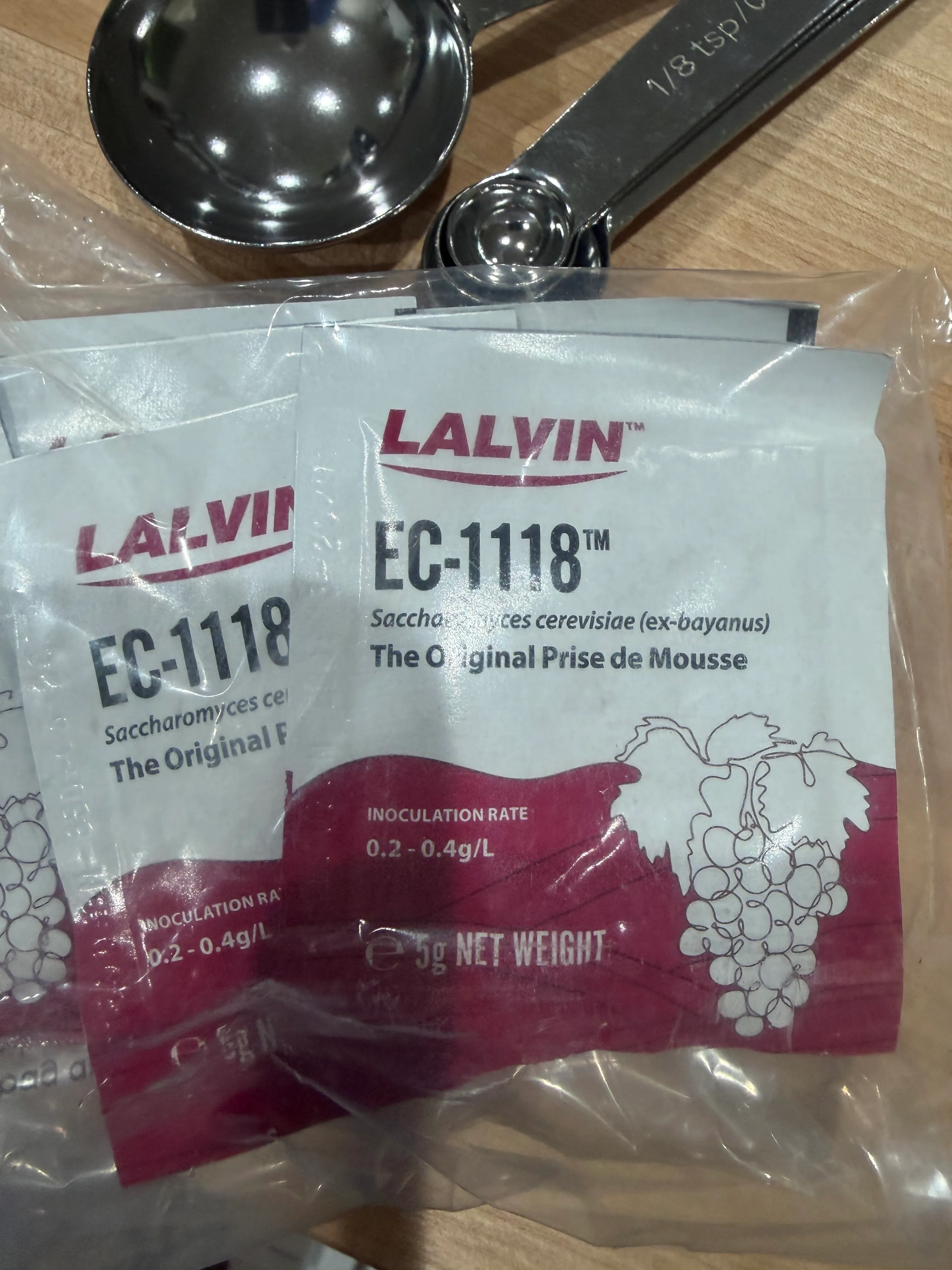 Lalvin EC-1118 — the "original Prise de Mousse." Five grams, one packet, two and a quarter gallons.